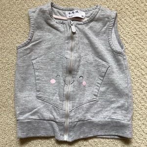 Baby girl size 9-12 mo (80 euro) grey vest. Very good condition